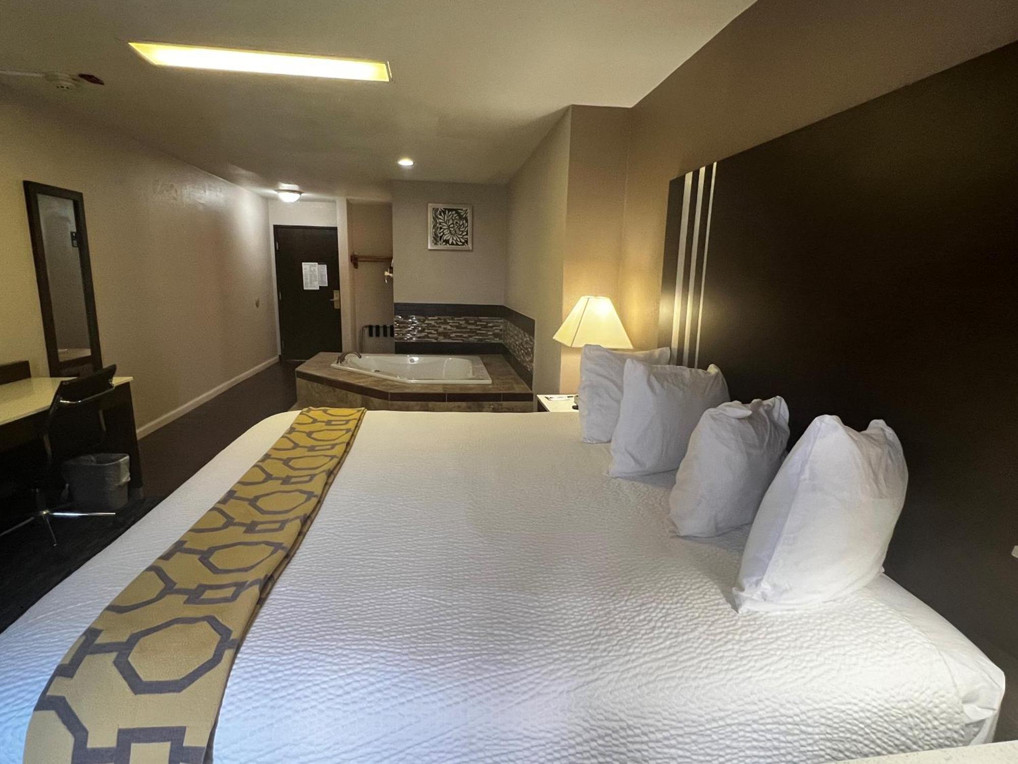 Baymont By Wyndham Port Arthur - Groves Area Экстерьер фото